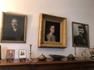 Πορτρέτα του Ίωνα Δραγούμη, της κ. Ναταλίας Ιωαννίδη και του Παύλου Μελά, στην οικία της κ. Ναταλίας Ιωαννίδη